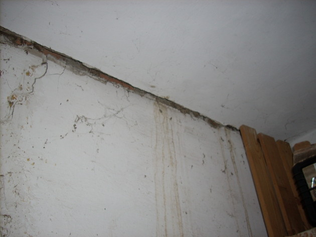 Detailnejší záber do rohu pod stropom