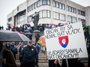 Účastníci protestného zhromaždenia Občiansky odpor proti systému a skorumpovaným politikom. Autor: SITA, Jozef Jakubčo 
