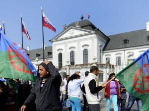 V septembri 2011 Rómovia z východného Slovenska protestovali pred Úradom vlády, o rok neskôr plánujú protestnú hladovku.         Autor: TASR